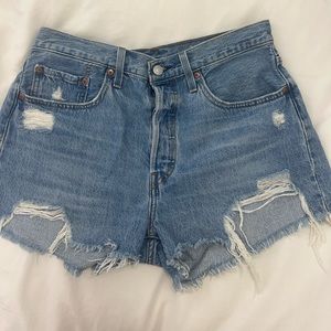 501 Levi’s Medium Wash shorts